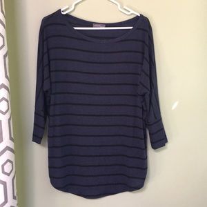 Drop shoulder, 3/4 sleeve.